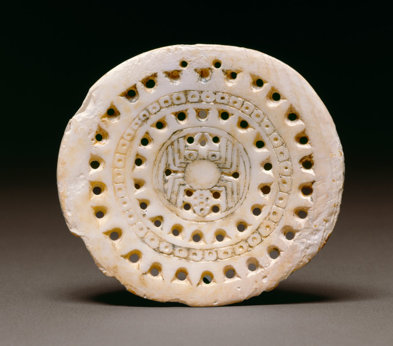 Gorget motivo de aranha, Dallas, 1300-1500 (concha marinha) de Mississippian culture