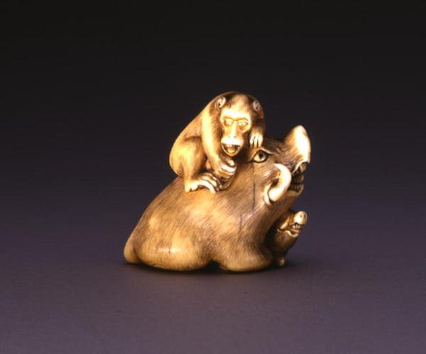 Netsuke, representando um javali com um macaco, c.1800-10 (marfim e chifre incrustado) de Mitsuhide
