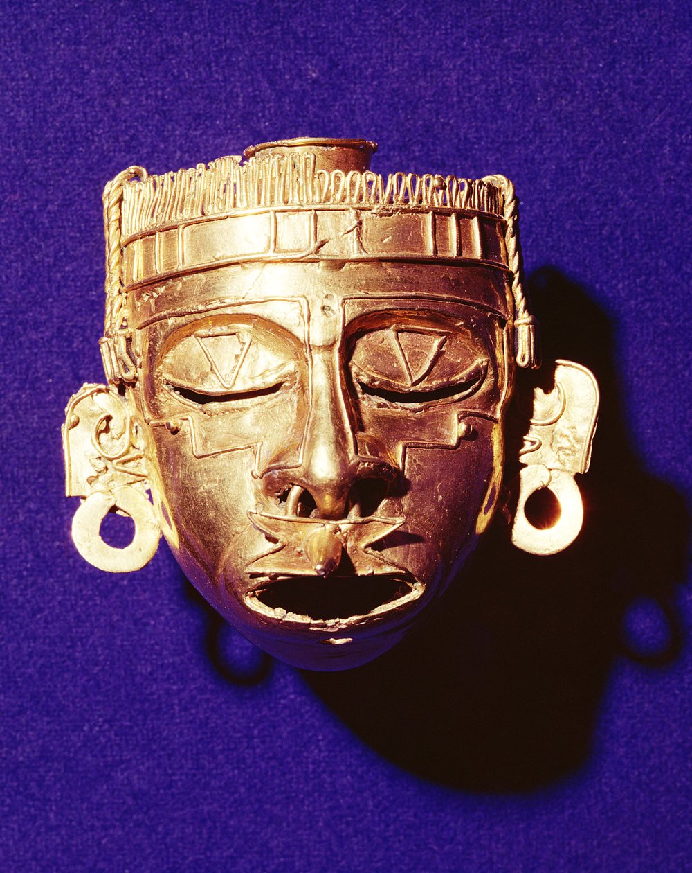 Máscara do deus Xipe Totec, do túmulo 7, Monte Albán, 1300-1450 (ouro) de Mixtec