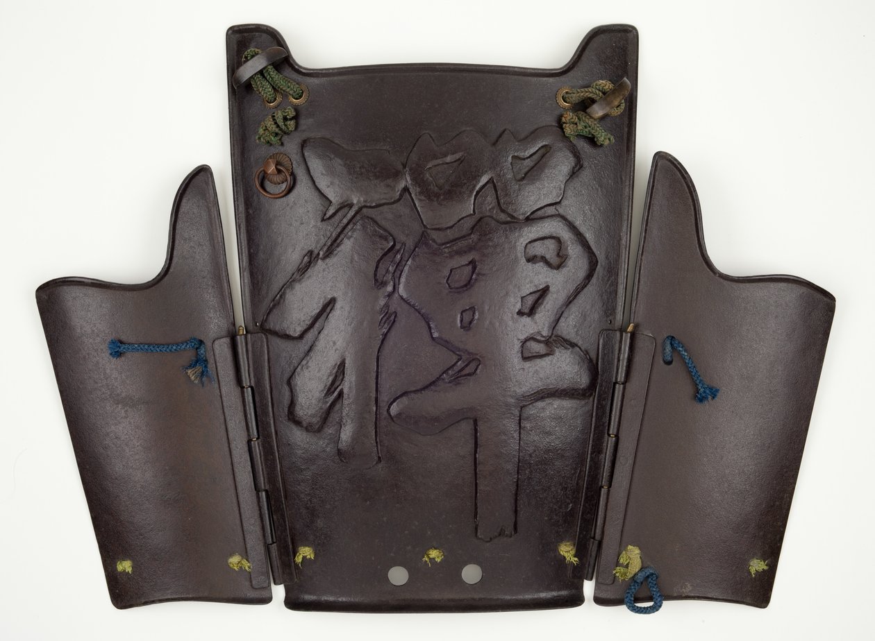 Peitoral e duas placas laterais de uma armadura estilo yukinoshita-do de cinco seções articuladas, com desenho em relevo do personagem para &39;Zen&39;, fevereiro de 1716 (ferro, liga de cobre, laca e cordão de seda) de Miyata Katsusada