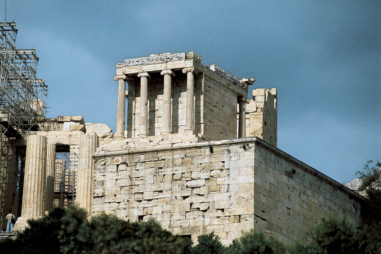 Templo de Athena Nike, projetado por Mnesicles e Calicrates no século V aC, Acrópole de Atenas, Grécia (foto) de Mnesikles Mnesikles