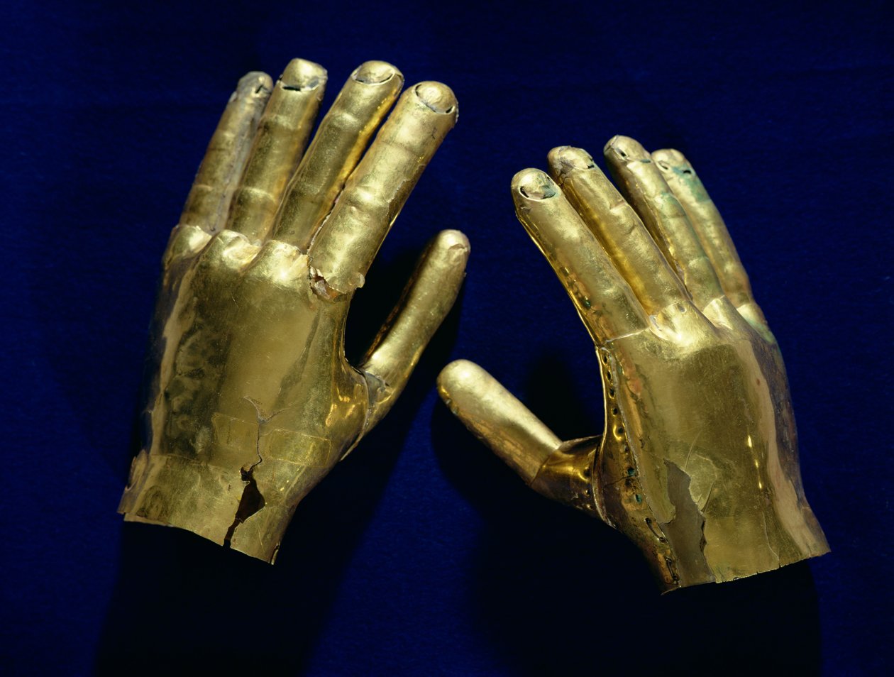 Par de mãos funerárias, do Peru, c.200-c.800 (ouro) de Moche