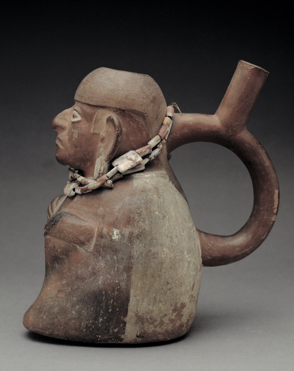 Vaso de estribo representando um dignitário sob a influência da coca, do século 1-8 (terracota) (ver também 63484) de Moche