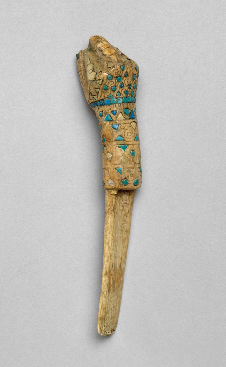Espátula ritual com um punho cerrado, 01-700 (osso, turquesa, concha e pedra) de Moche