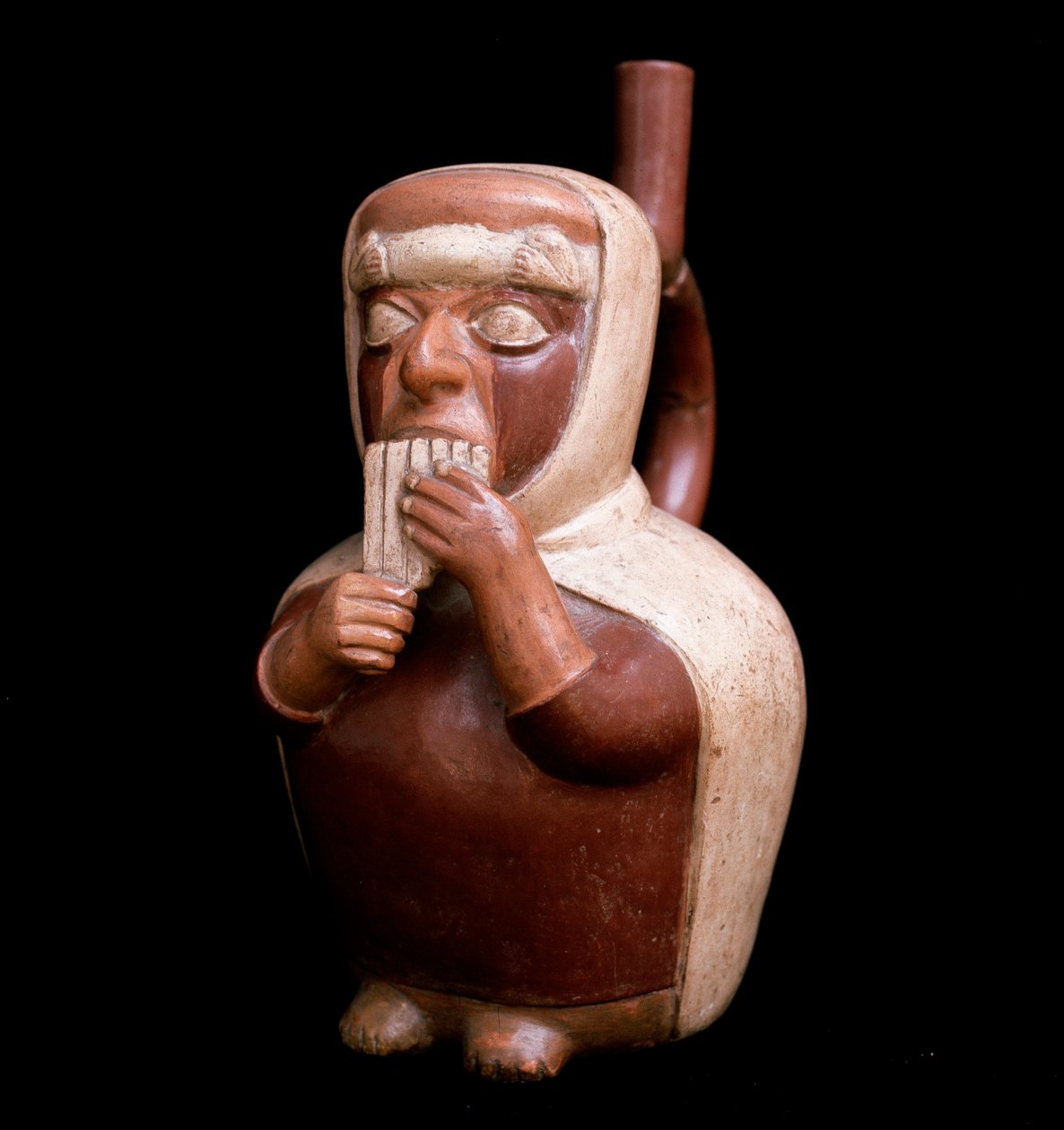 Arte pré-colombiana, civilização mochica (feia): vaso antropomórfico representando uma personagem que interpreta Antara, flauta dos Andes. 200 AC-700 DC. Lima, Museu Nacional de Antropologia e Arqueologia, Peru de Moche Moche