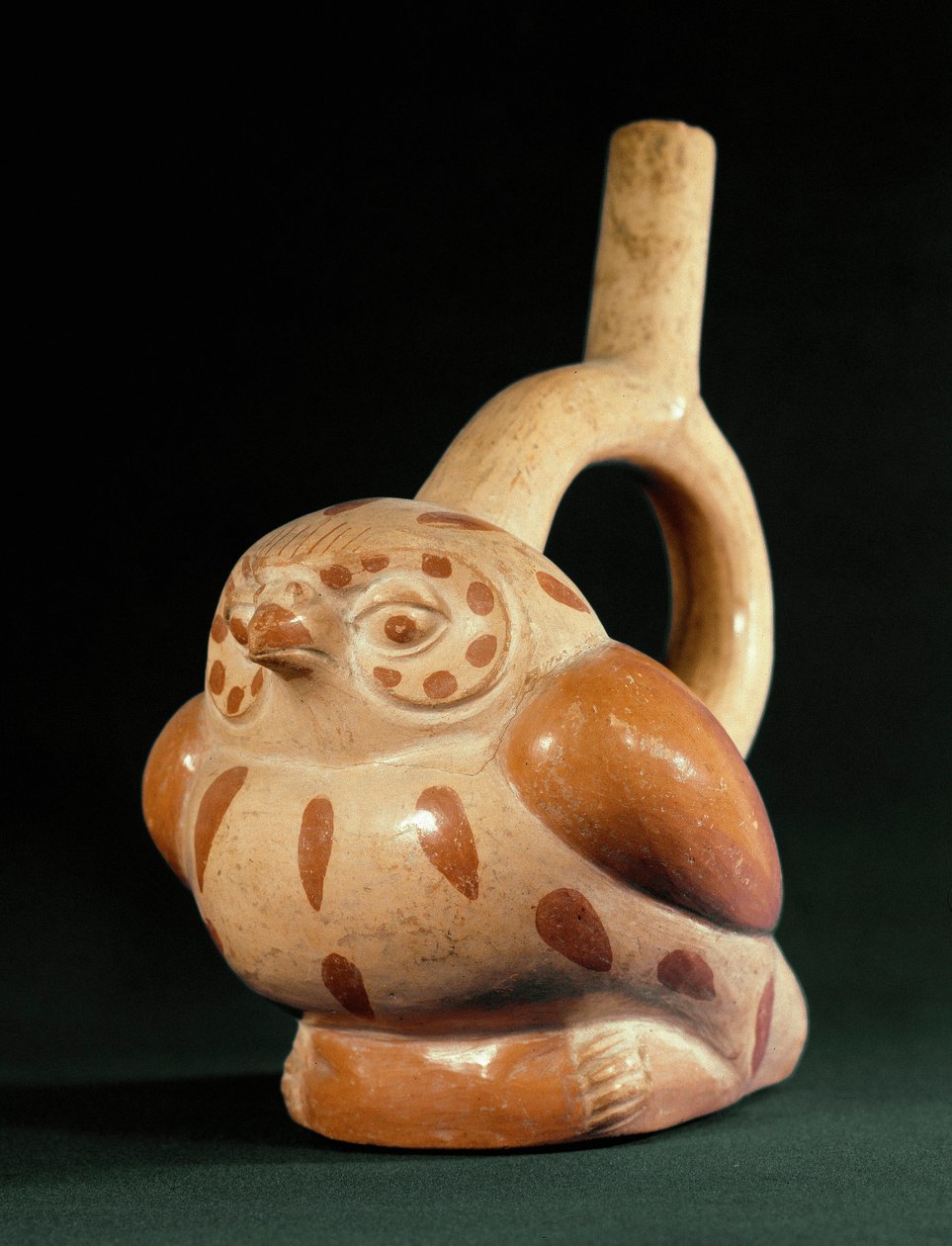 Arte pré-colombiana, cultura Mochica (Feia): vaso de terracota em forma de coruja. 100 BC-800 AD. Lima, Museu Nacional de Antropologia e Arqueologia, Peru de Moche Moche