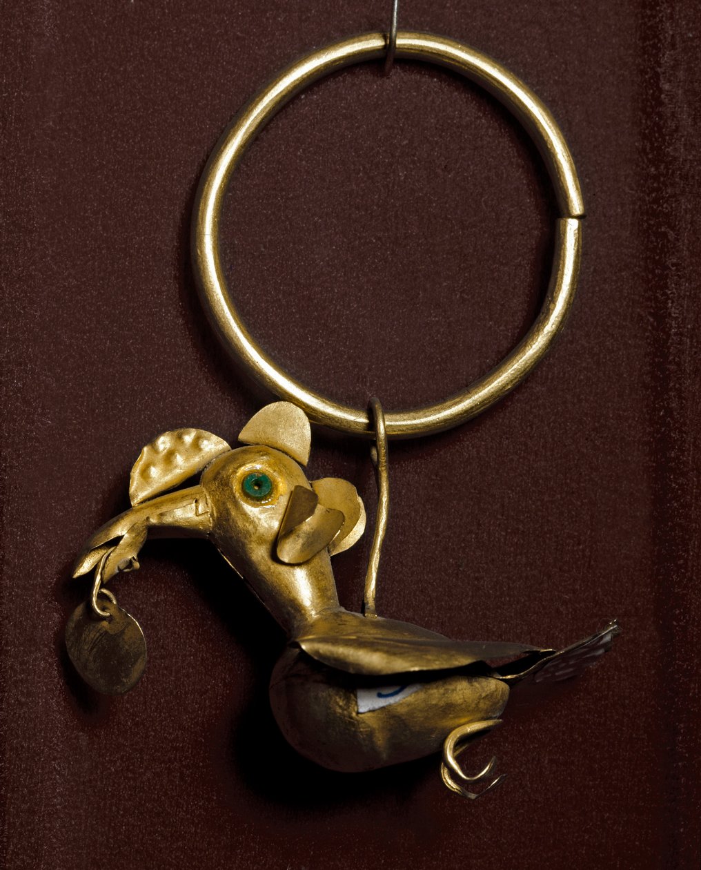 Arte pré-colombiana, cultura Mochica (feia, mochique): brinco com ave em ouro. 200-500 apres JC Private Collection de Moche Moche
