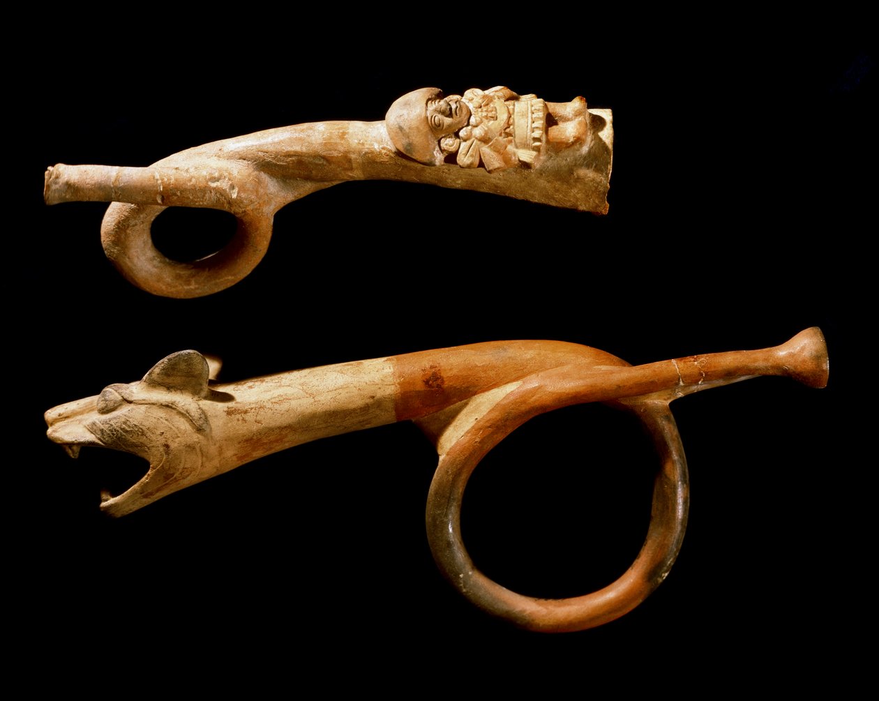 Arte pré-colombiana, cultura Mochica (feia, mochique): trombetas de terracota. 200-500 AD Goteborg, museu etnográfico de Moche Moche