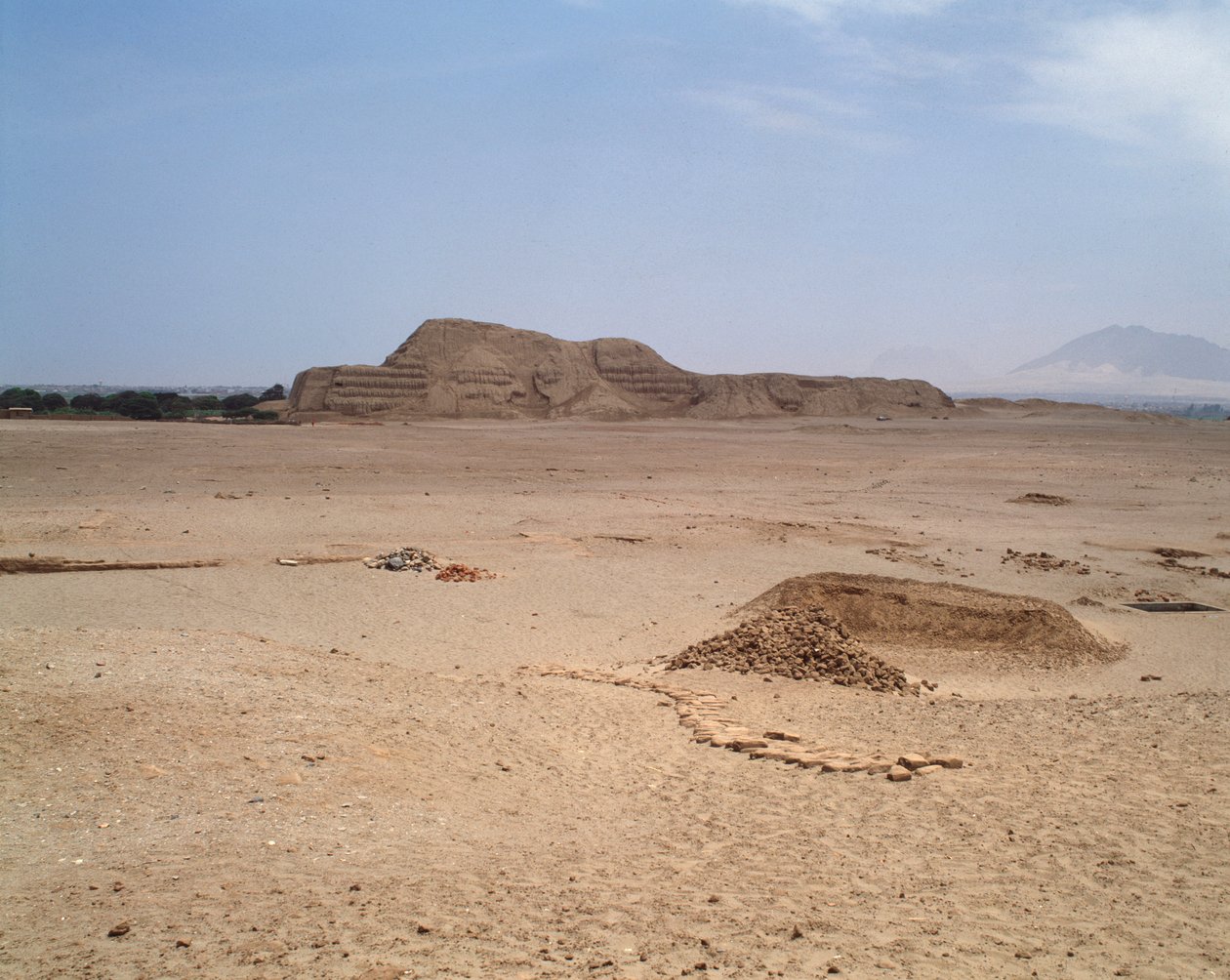 Vista do templo de tijolos mochicano (1983 - Fotografia) de Moche Moche