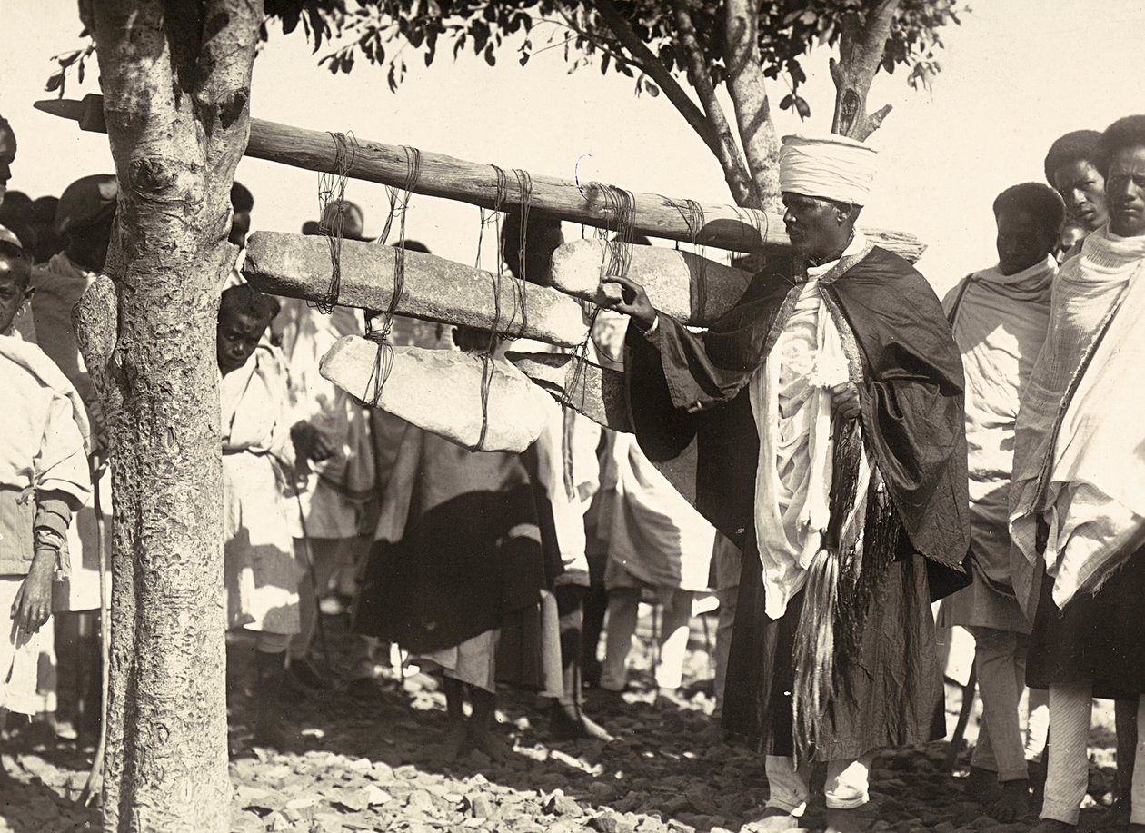 Construir um império na era fascista: Sinos abissínios, 09/05/1936 (foto a p/b) de Modestino Baldinetti