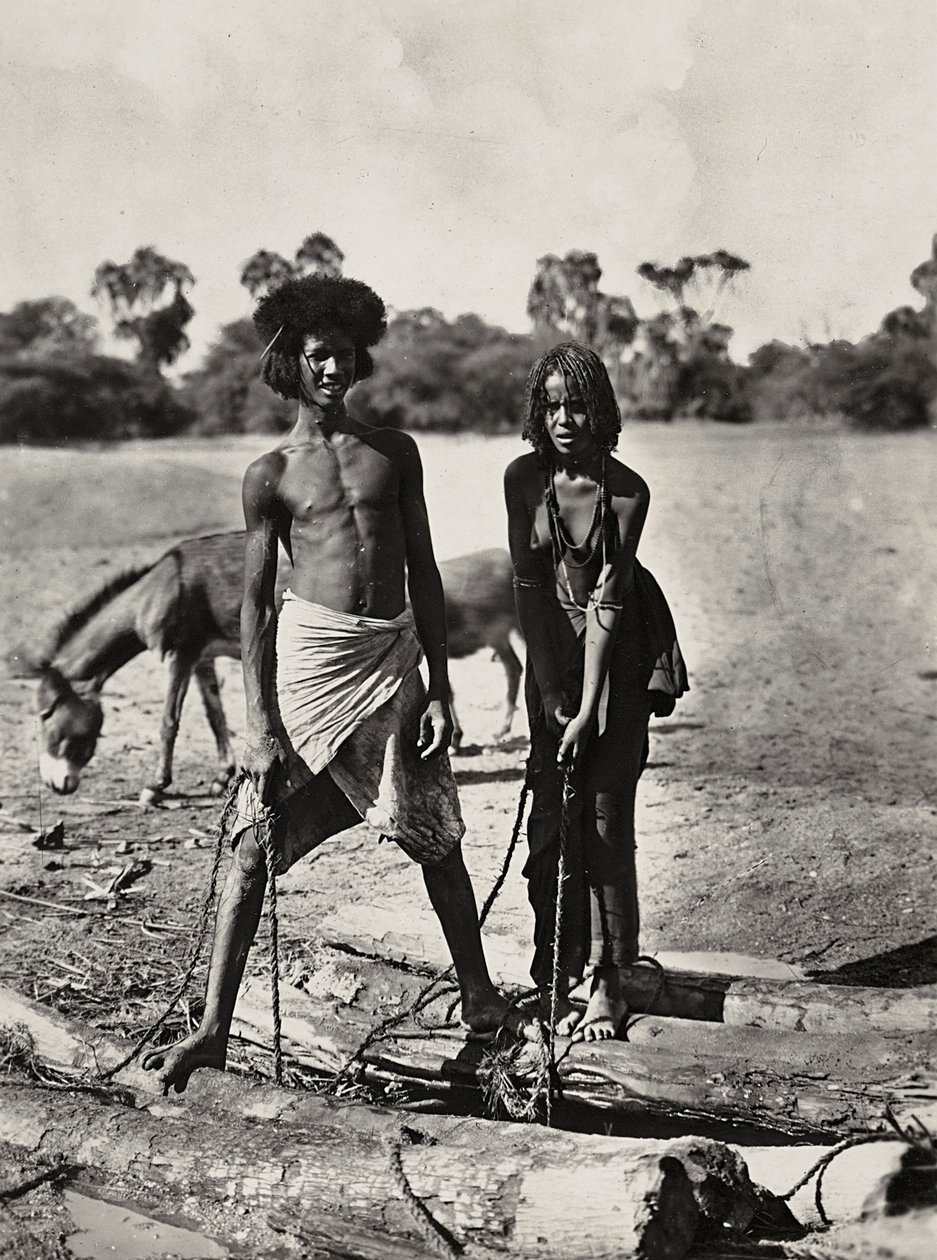 Construir um império na era fascista: Beni-Amer indigenes num poço de água, 09/05/1936 (foto a p/b) de Modestino Baldinetti