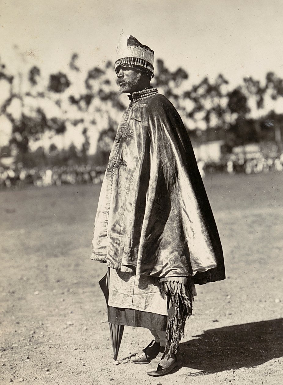 Construir um império na era fascista: Sacerdote copta, 09/05/1936 (foto a p/b) de Modestino Baldinetti