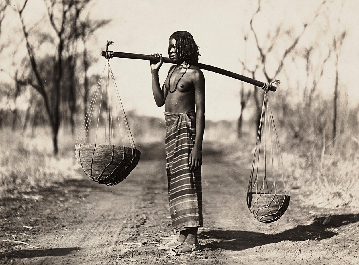 Construir um império na era fascista: Mulher Cunama carregando água, 09/05/1936 (foto a p/b) de Modestino Baldinetti