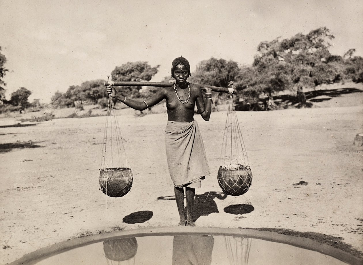 Construir um império na era fascista: Mulher Cunama carregando água, 09/05/1936 (foto a p/b) de Modestino Baldinetti