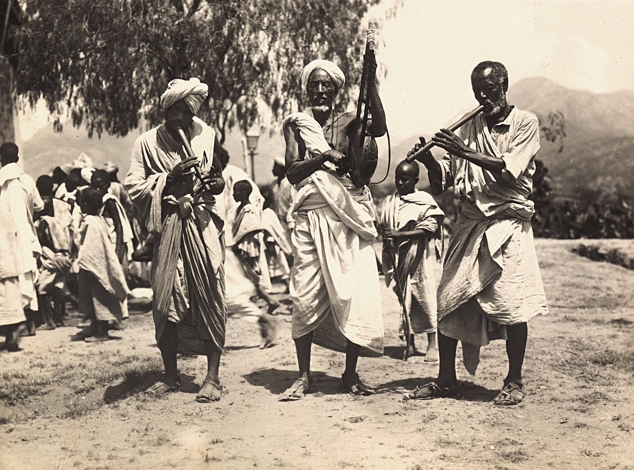 Construir um Império na Era Fascista: Músicos Habab, 09/05/1936 (foto a p/b) de Modestino Baldinetti