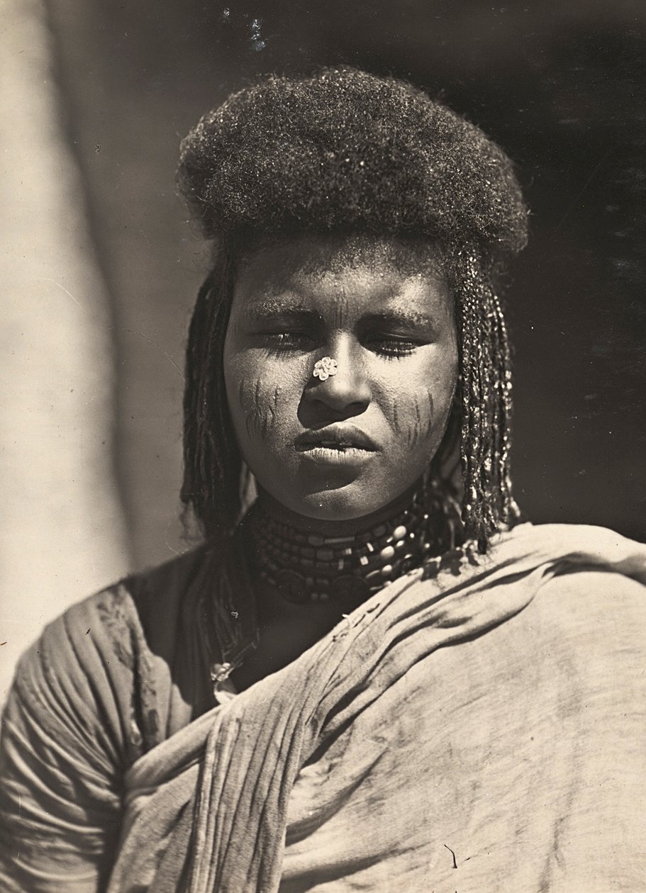 Construindo um Império na era fascista: uma menina da tribo Bilen, 09/05/1936 (foto a p/b) de Modestino Baldinetti