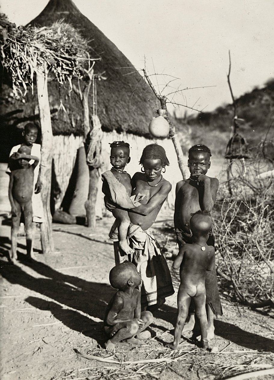 Construir um império na era fascista: um grupo de rapazes da tribo Tacruri, 09/05/1936 (foto a p/b) de Modestino Baldinetti