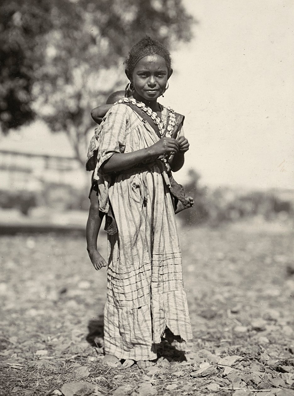 Construindo um Império na Era Fascista: uma menina abissínia, 09/05/1936 (foto a p/b) de Modestino Baldinetti