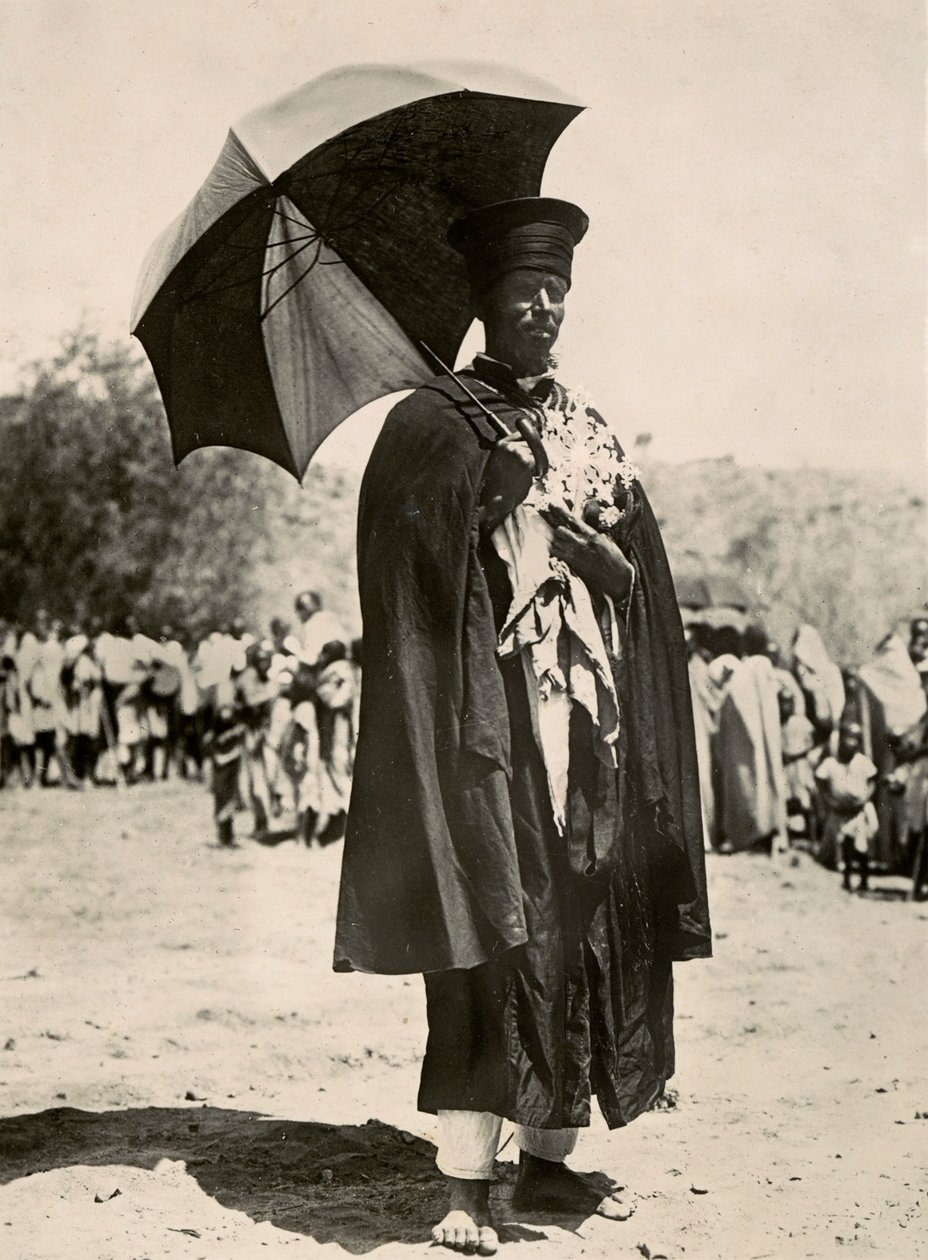 Construir um império na era fascista: um sacerdote abissiniano, 09/05/1936 (foto a p/b) de Modestino Baldinetti