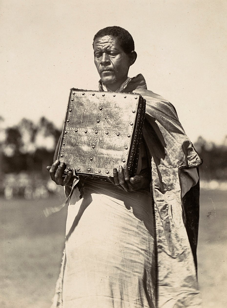 Construindo um Império na Era Fascista: um sacerdote abissiniano carregando um livro dos Evangelhos, 09/05/1936 (foto a p/b) de Modestino Baldinetti