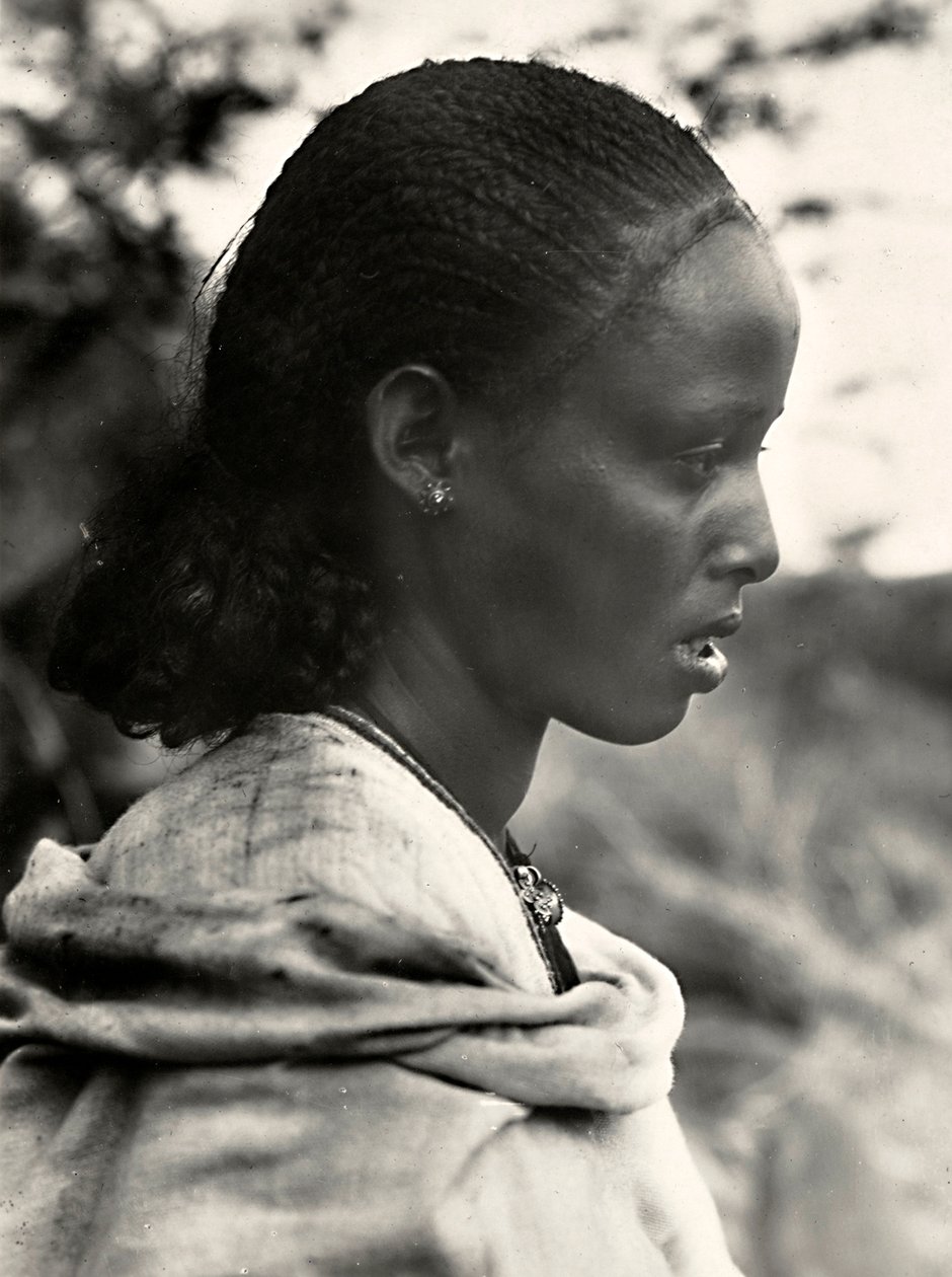 Construindo um Império na era fascista: uma mulher abissínia, 09/05/1936 (foto a p/b) de Modestino Baldinetti