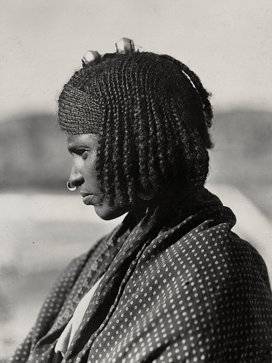 Construindo um Império na Era Fascista: uma mulher Assaortiana, 09/05/1936 (foto a p/b) de Modestino Baldinetti