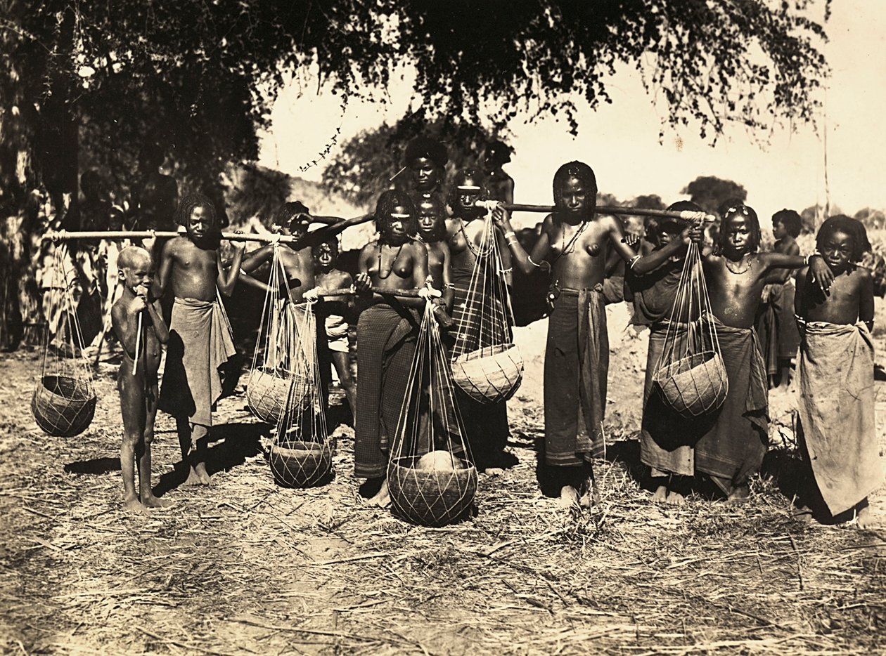 Construir um império na era fascista: portadores da água de Cunama, 09/05/1936 (foto a p/b) de Modestino Baldinetti