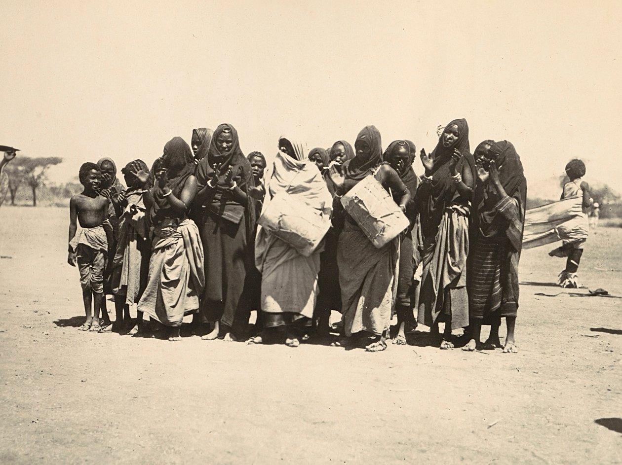 Construindo um império na era fascista: grupo colorido de mulheres muçulmanas, 09/05/1936 (foto a p/b) de Modestino Baldinetti