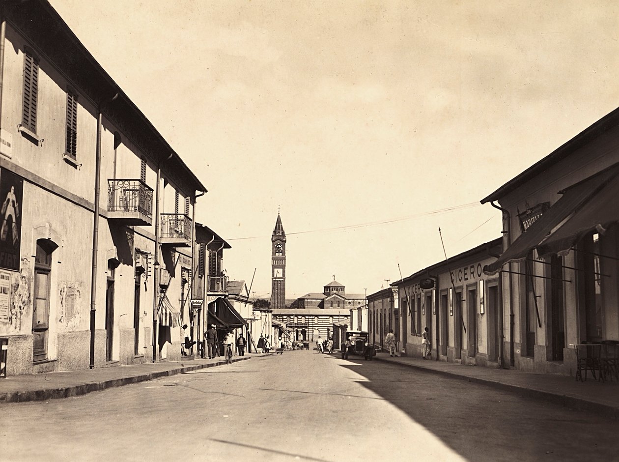 Construir um Império na Era Fascista: rua em Asmara, 09/05/1936 (foto a p/b) de Modestino Baldinetti