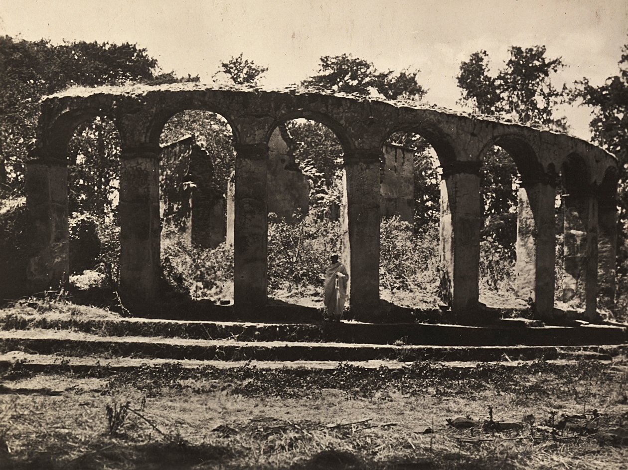 Construir um Império na era fascista: o templo do Rei Fasiladas em Gondar, Etiópia, 09/05/1936 (foto a p/b) de Modestino Baldinetti
