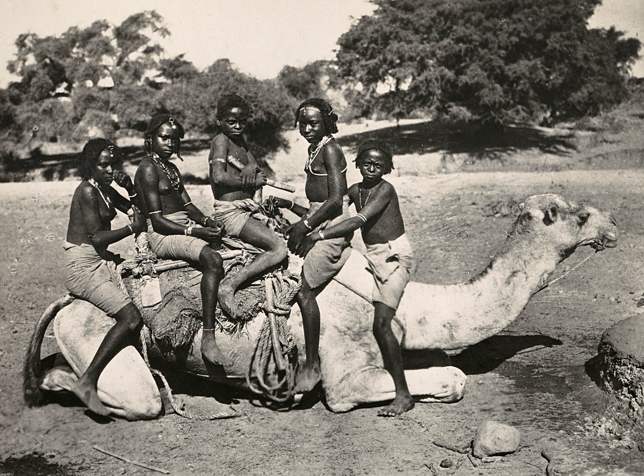 Construindo um Império na era fascista: jovens nômades, 09/05/1936 (foto a p/b) de Modestino Baldinetti