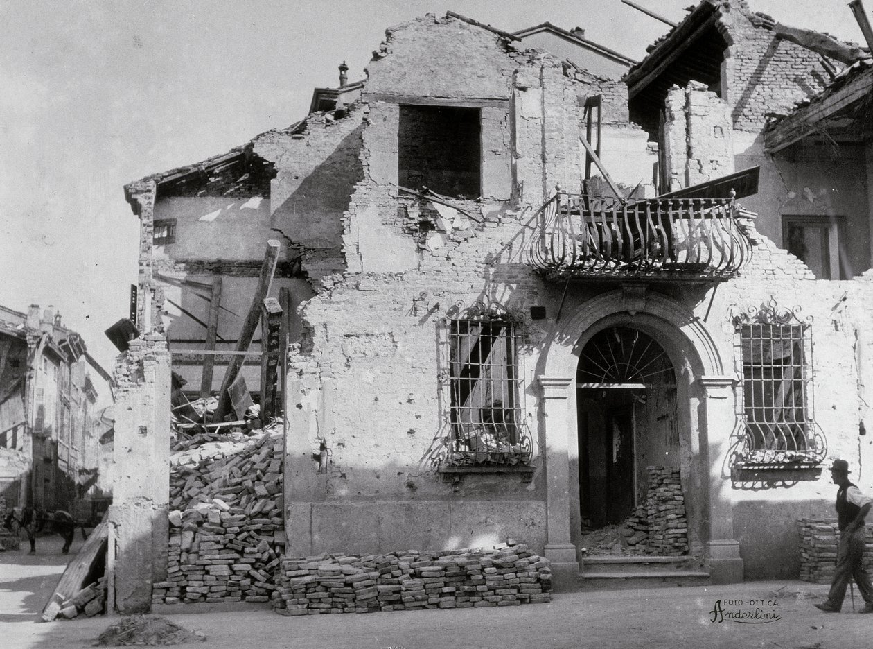 Os bombardeamentos de Sermide: uma casa gravemente danificada durante a segunda guerra mundial. Parte da fachada pode ser vista de Modestino Baldinetti