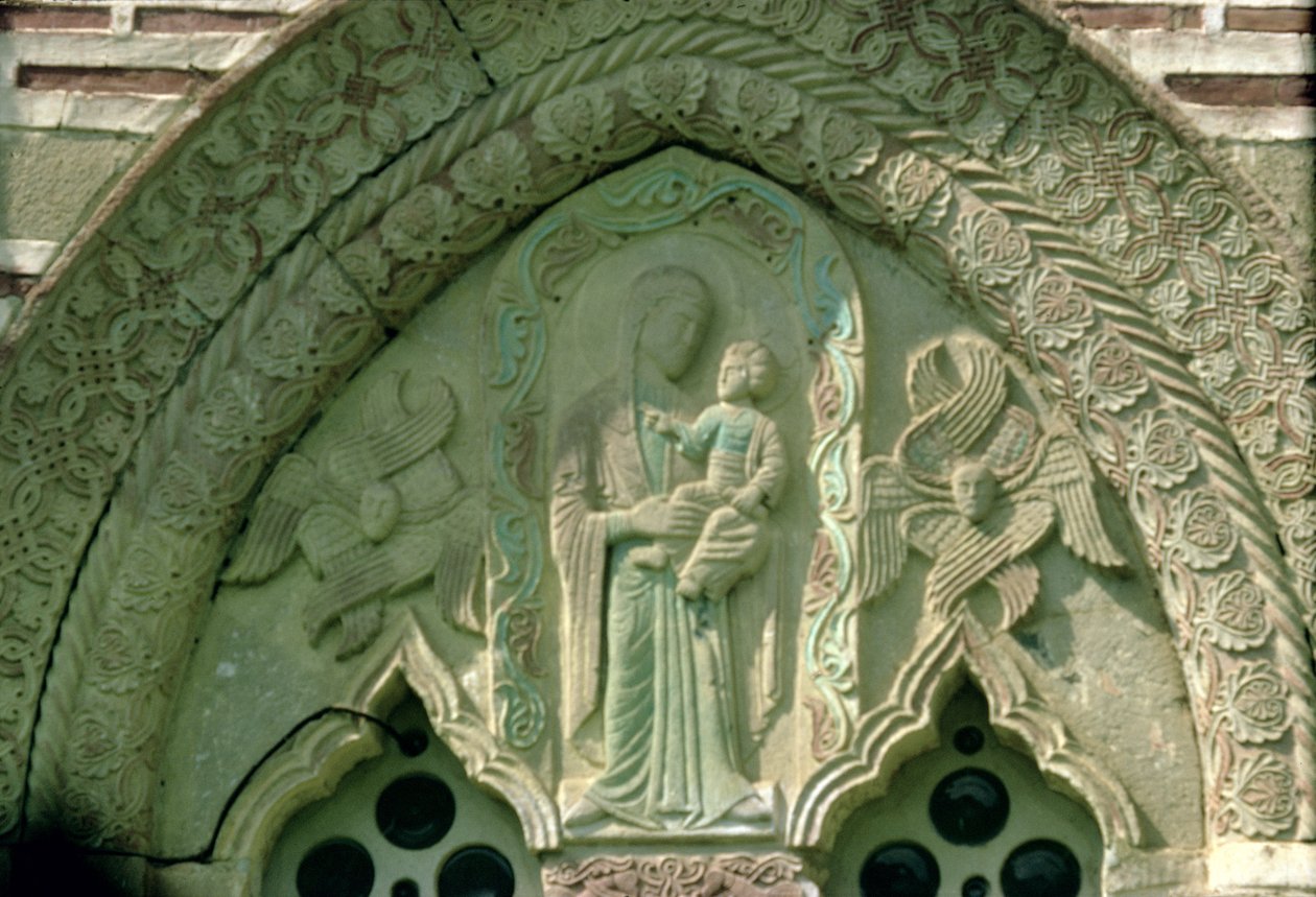 Madonna e Child, detalhe da janela da igreja, construída 1413-17 (pedra) de Morava School
