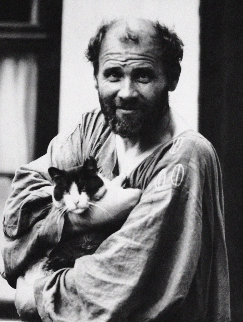 Gustav Klimt com um gato, 1911. de Moritz Nähr