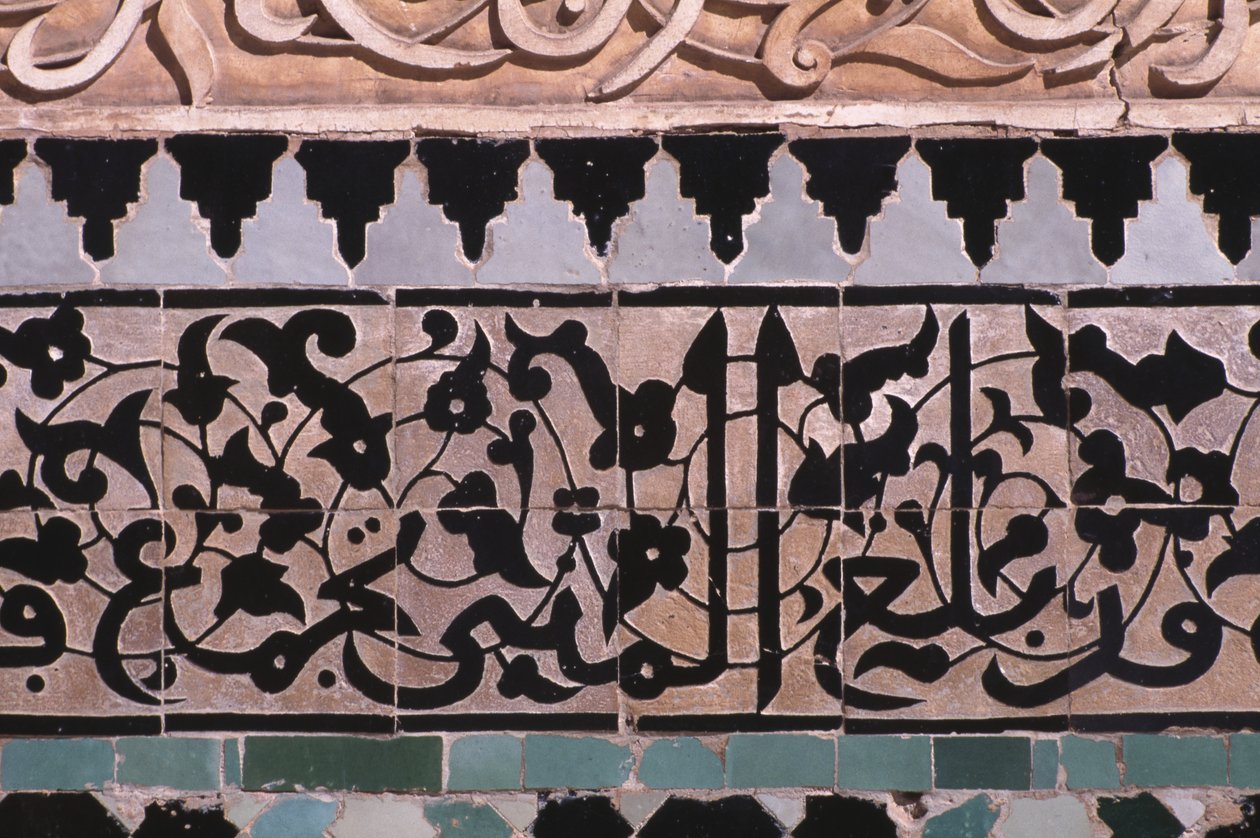 Detalhe de uma parede do pátio principal, construída pelos Saadianos em 1565 (zellij tilework) de Moroccan School