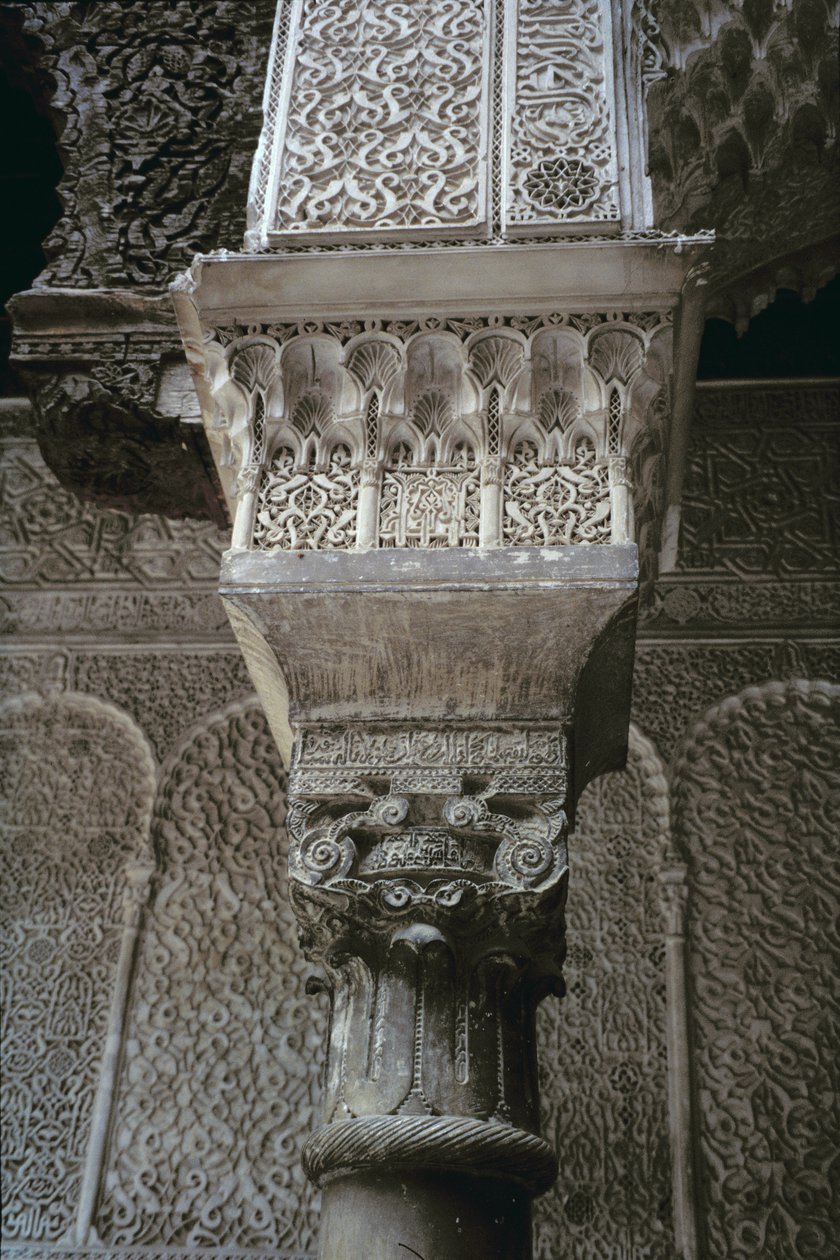 Capital da coluna, do pátio principal, construído pelos saadianos em 1565 (cedro e estuque) de Moroccan School