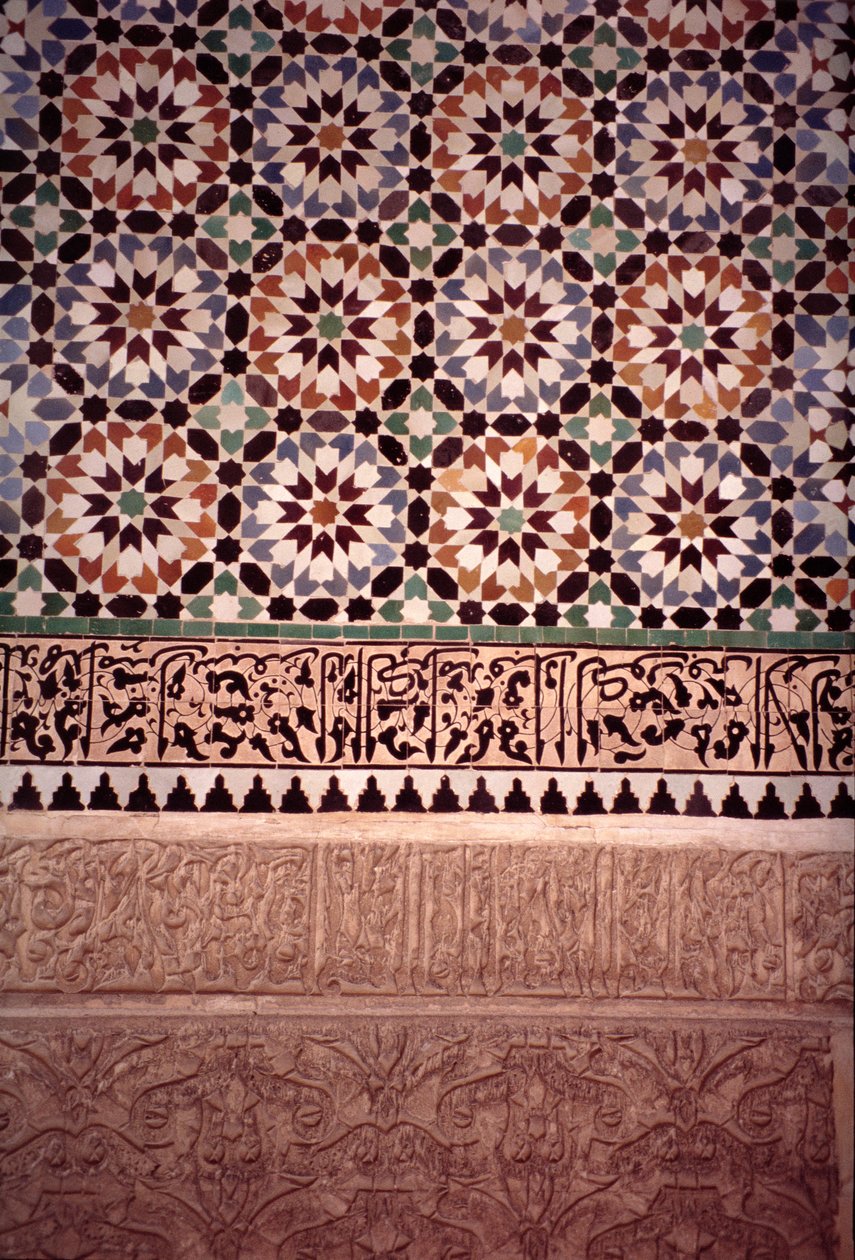 A parede inferior do pátio principal, construída pelos sádicos em 1565 (zellij tilework e estuque) de Moroccan School