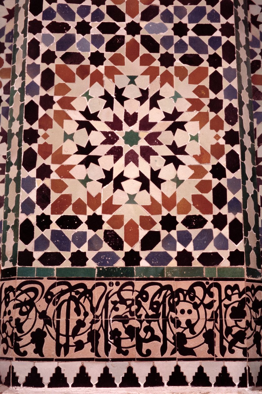 O muro inferior do pátio principal, construído pelos saadianos em 1565 (azulejo zellij) (detalhe de 186515) de Moroccan School