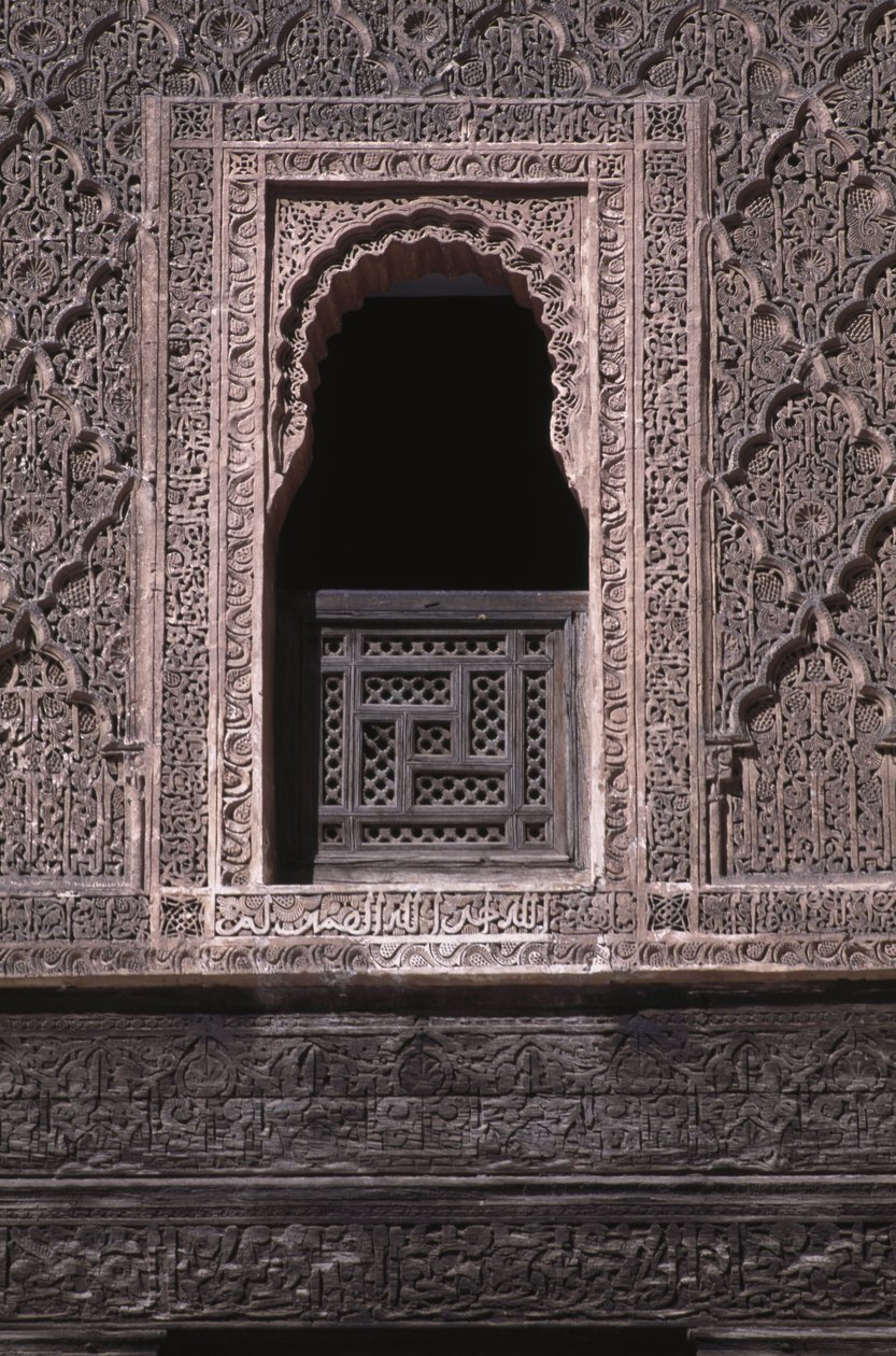 Vista de uma janela no pátio do Ali ben Youssef Medersa, construído pelos Saadians em 1565 (cedro e estuque) de Moroccan School