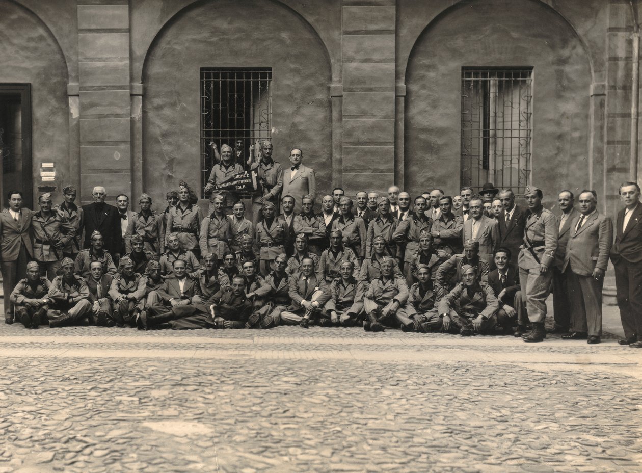 Álbum "MVSN- Blackshirts": Milícia Voluntária na Guerra da Partida para a África (foto a p/b) de Mortacchini Mortacchini