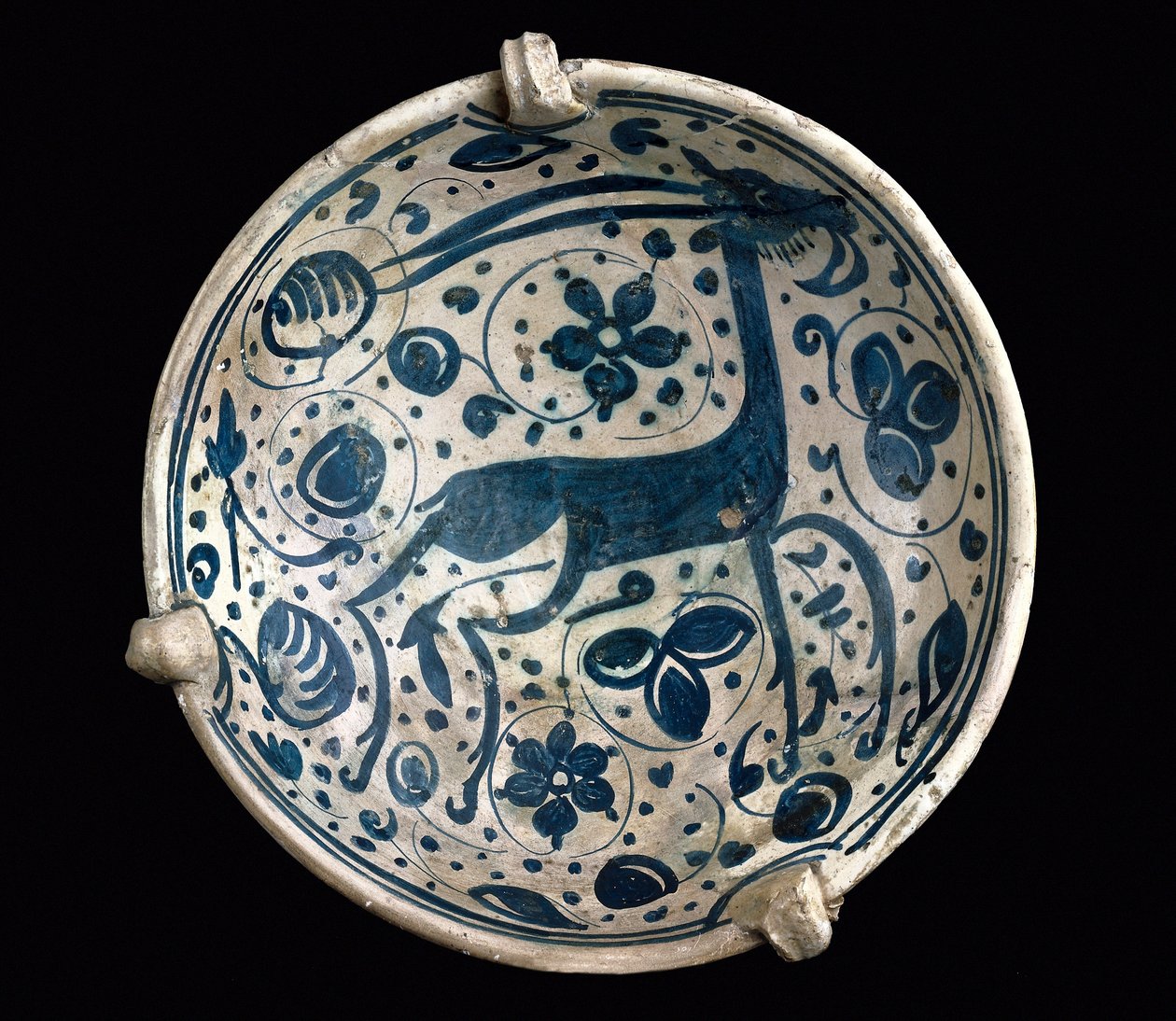 Arte mudejar: copo de cerâmica azul, decorado com um veado de Paterna, Manises (estilo hispano-mourisco). Barcelona do século XIV ou XV. Museu de Cerâmica de Barcelona, Espanha de Mudejar School