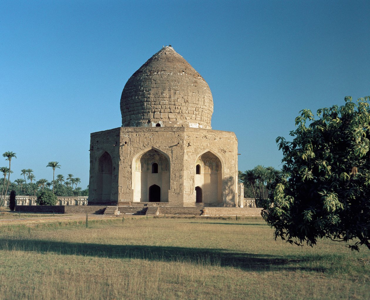 Vista do mausoléu de Asif Khan localizado em Shahdara Bagh de Mughal School