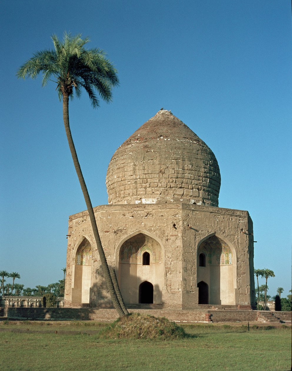 Vista do mausoléu de Asif Khan localizado em Shahdara Bagh de Mughal School