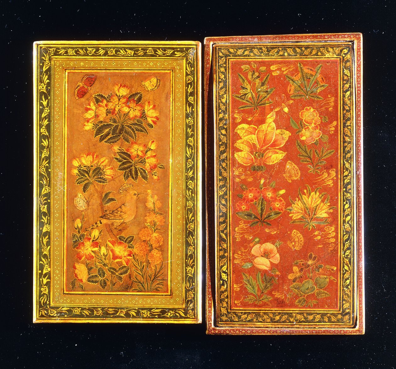 Um par de estojos de espelho da dinastia Safávida, pintados com desenhos florais, um com uma argola empoleirada, c.1671-2 de Muhammad Zaman