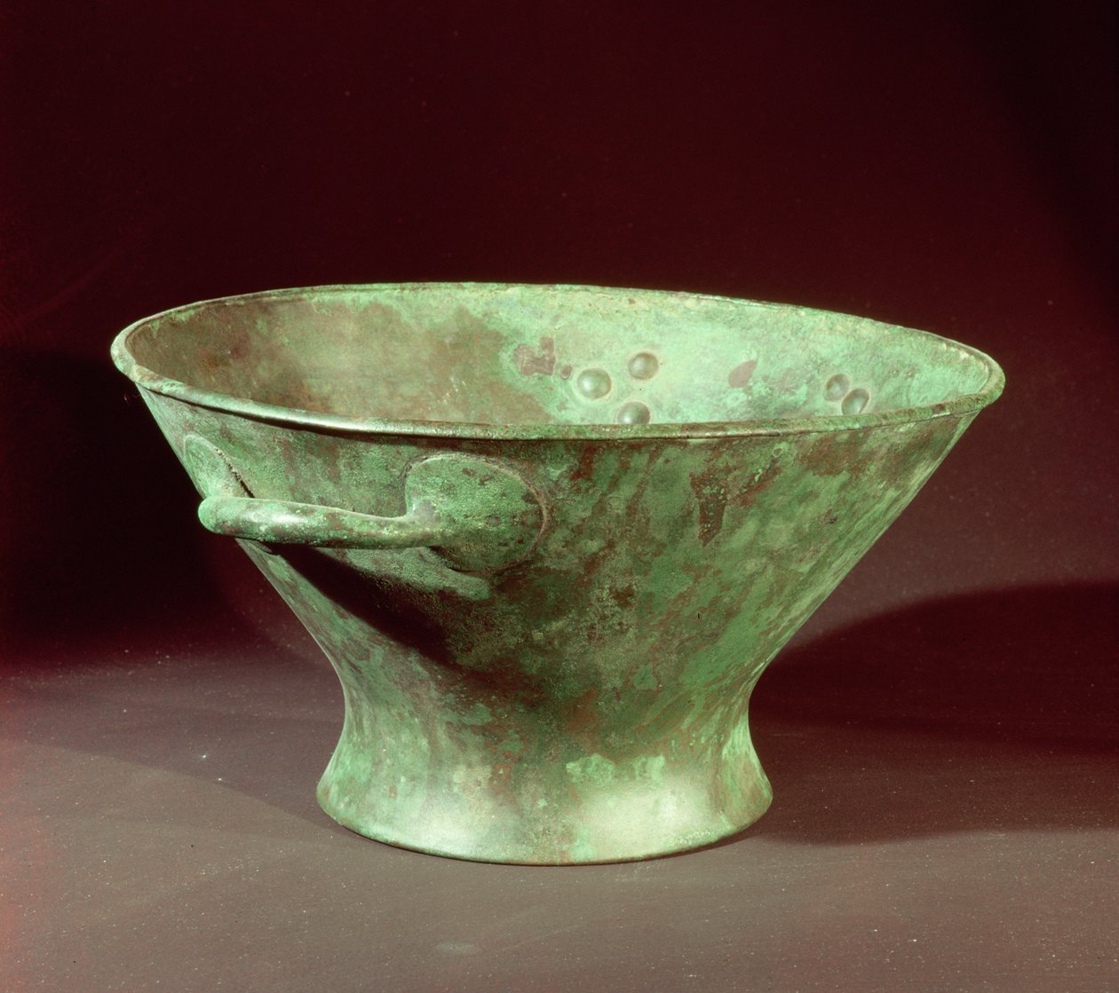 Tigela de um dos túmulos de câmara, Micenas, c.1300 aC (bronze) de Mycenaean
