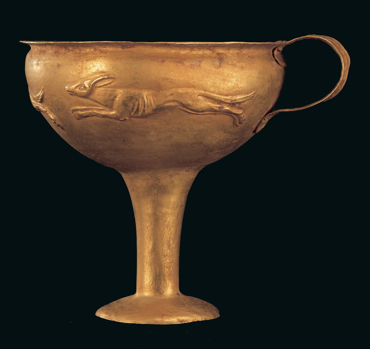 Kylix de uma mão com decoração repuxada representando uma caçada de cães, Late Helladic IIB-IIIA 1 período (ouro) de Mycenaean