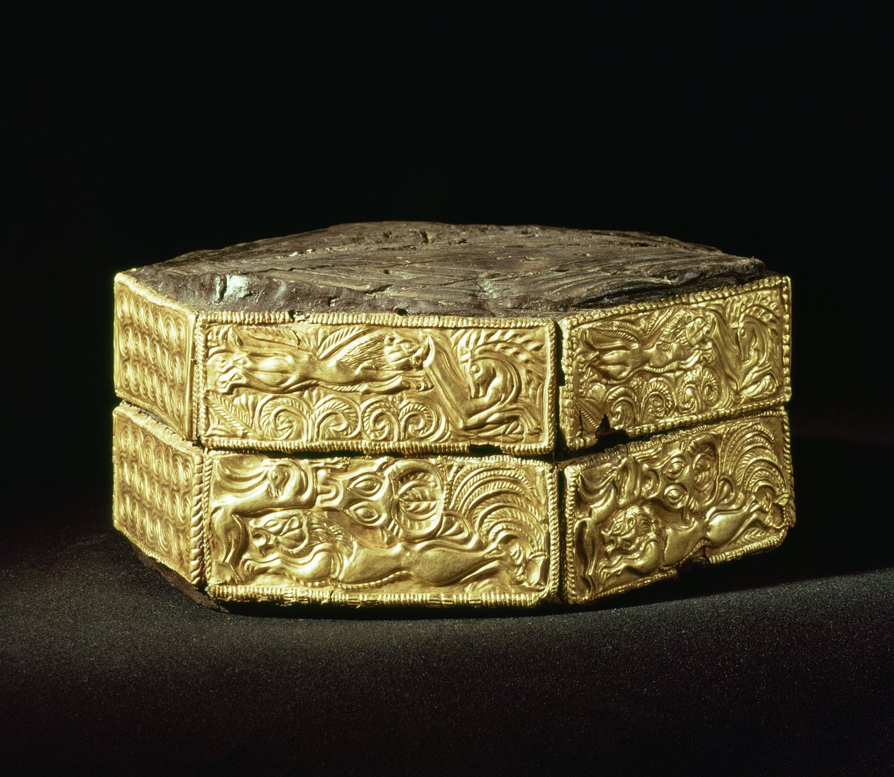 Paxis hexagonais decorados com animais, do Túmulo V, Círculo Grave A, Micenas (madeira e ouro) de Mycenaean