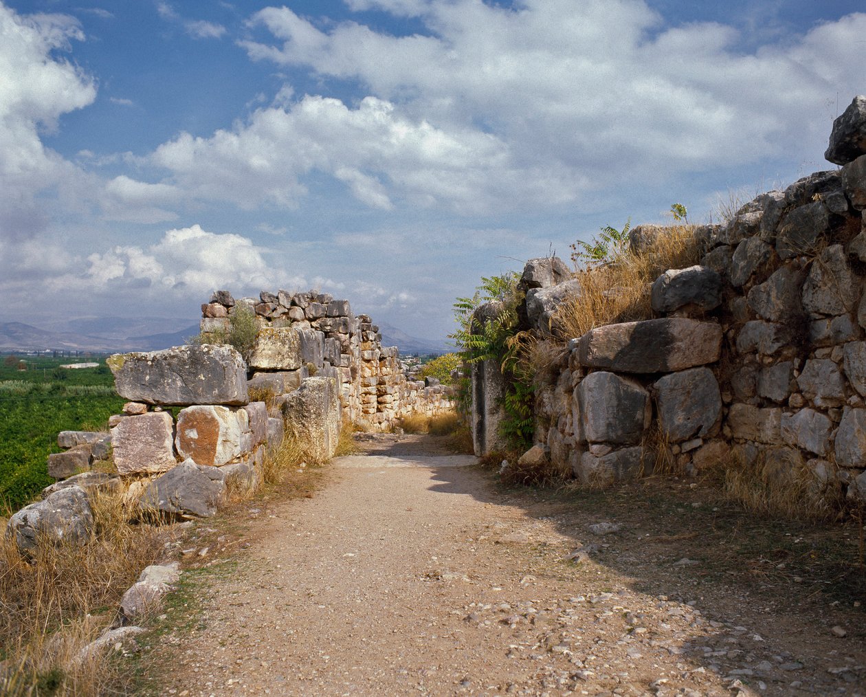 Arte micénica: acesso à fortaleza superior da cidadela micénica, cidade de Tirynthe, por volta de 1200 AC. Grécia de Mycenaean