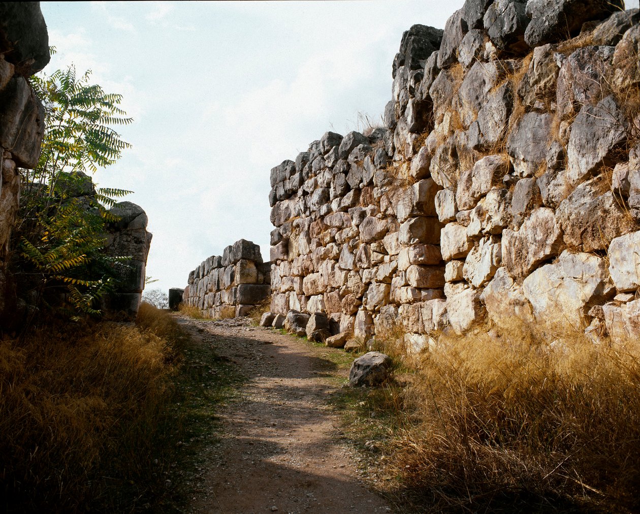 Arte micénica: acesso à fortaleza superior da cidadela micénica, cidade de Tirynthe, por volta de 1200 AC. Grécia de Mycenaean