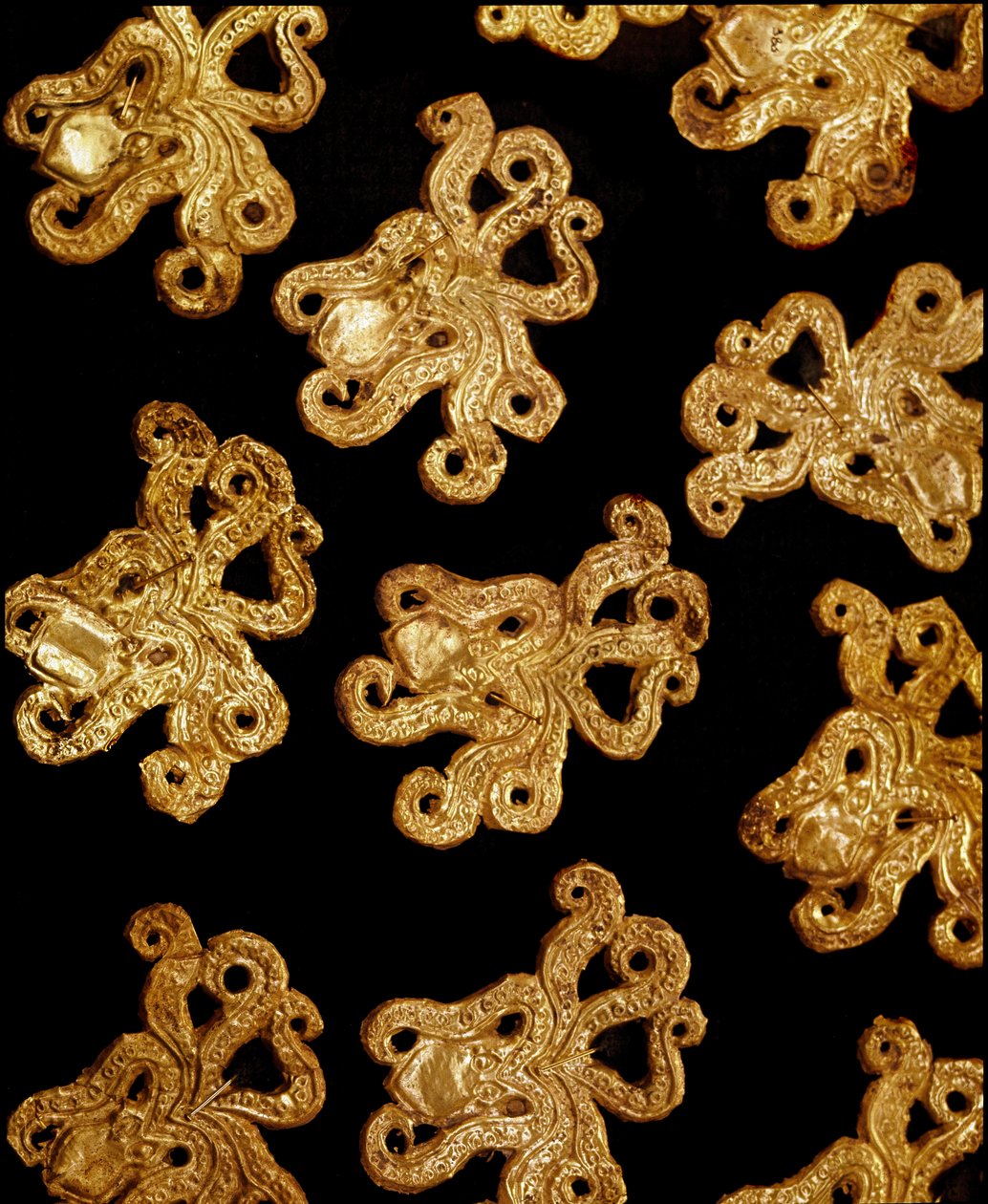 Arte micénica: pequenos broches de polvo de ouro do túmulo III, micenas. Século XVI a.C. Atenienses, Museu Nacional de Arqueologia de Mycenaean